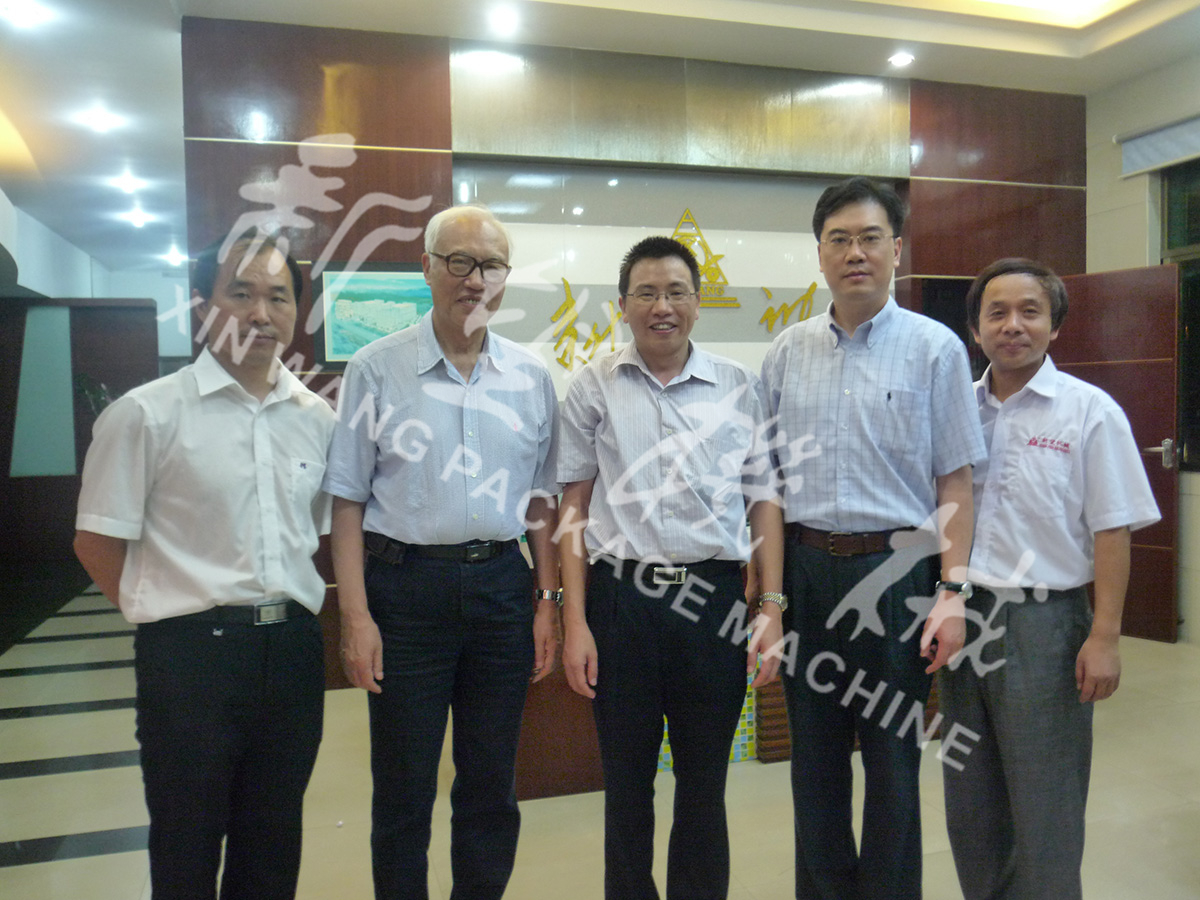 中國工程院院士段正澄、中國工程院院士、華中科技大學黨委書記邵新宇、廣東省智能機器人研究院院長張國軍一行蒞臨新望公司考察指導