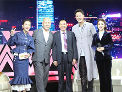 新望董事長羅永輝與著名歌星劉尊老師、汪正正老師、郭津彤老師、主持人雅琪在北京電視臺錄制節目現場親切合影